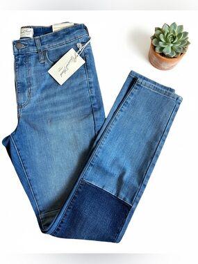 Universal Threads High Rise Skinny Jeans. Size 2 (26R).